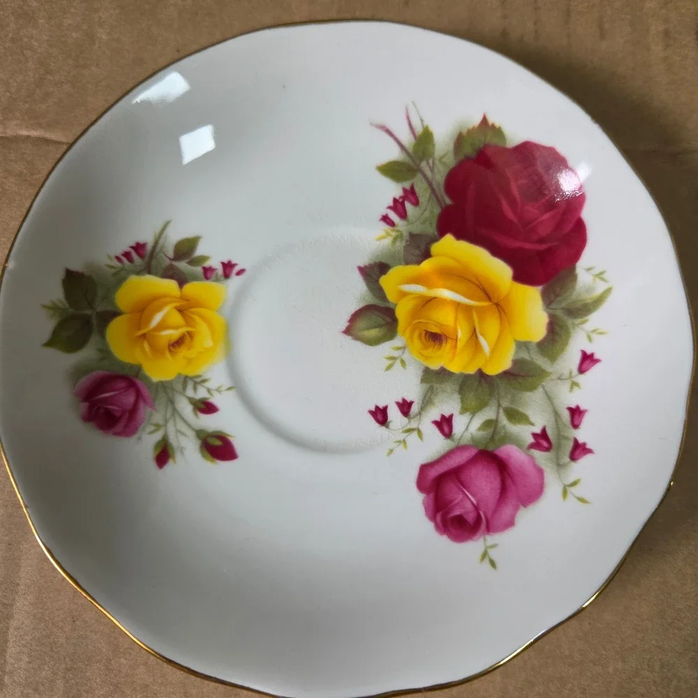 Queen Anne Bone China Tea Cup & Saucer Set Red Yellow‎ Rose Made in England 8519